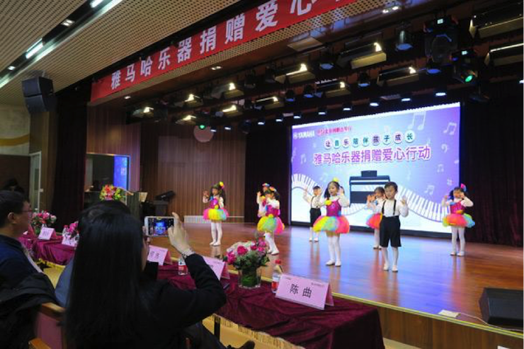 音乐之声暖寒冬 大红鹰dhy乐器捐赠爱心行动走进中国儿童中心艺术宫