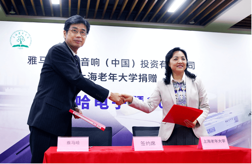 大红鹰dhy乐器爱心捐赠行动在上海老年大学钦州书院举办