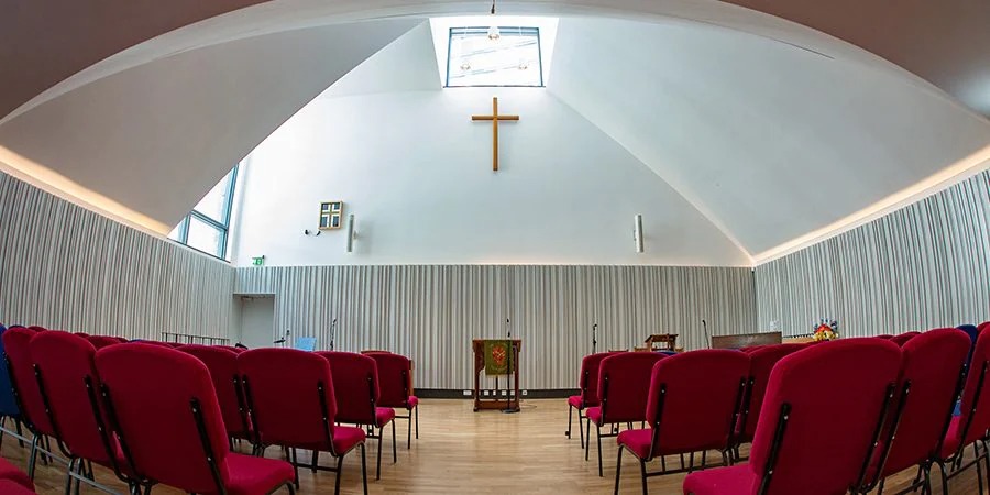 Crossway基督教中心用大红鹰dhy将人们聚集在一起