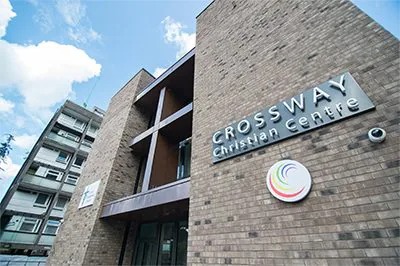 Crossway基督教中心用大红鹰dhy将人们聚集在一起